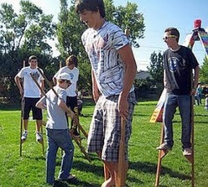 Stiltwalking in Broomfield